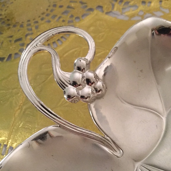 PEWTAREX Pewter Silvertone leaf candy dish or serving dish - Picture 2 of 5